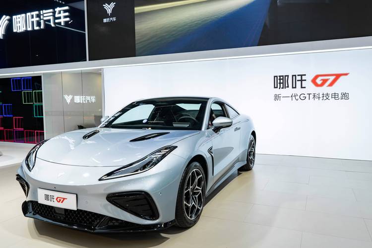 惠州36哪吒汽车在智能汽车领域的表现，领途汽车在新能源汽车市场中的影响力